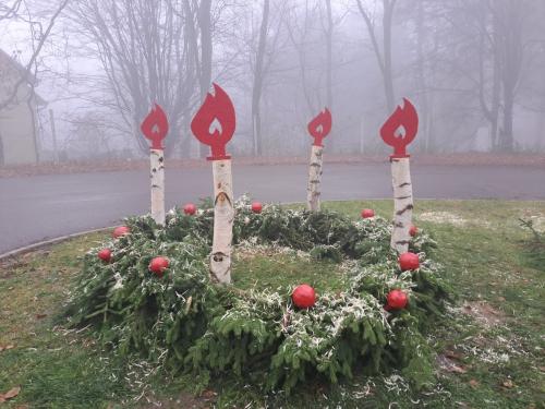 Adventi koszorú Mátraszentimre buszfordulóban